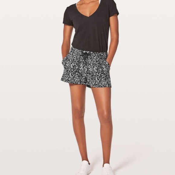 Lululemon On The Fly Short 2.5" Chirasu Black - Picture 3 of 15